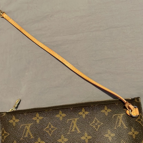 SOLD- Louis Vuitton Monogram Neverfull MM Pouch - Picture 7 of 10